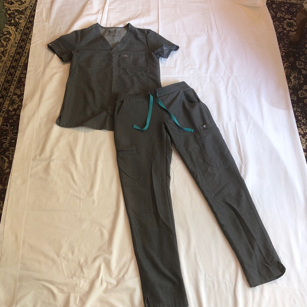 EUC Figs Women's Scrub Set.